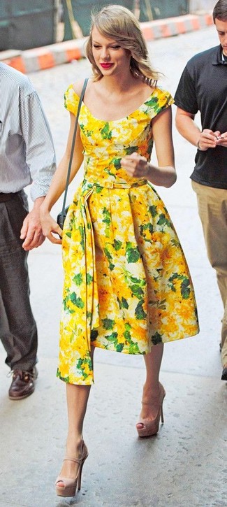 vestido-midi-con-print-de-flores-amarillo-sandalias-de-tacon-de-cuero-en-beige-bolso-bandolera-de-cuero-gris-large-10580